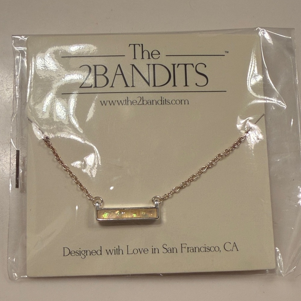 The 2Bandits Gold Necklace with Opalescent Pendant